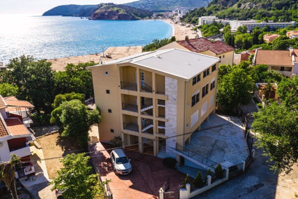 Foto van Beachfront Sunset Apartments Sutomore-ClassicStdio - Outdoor
