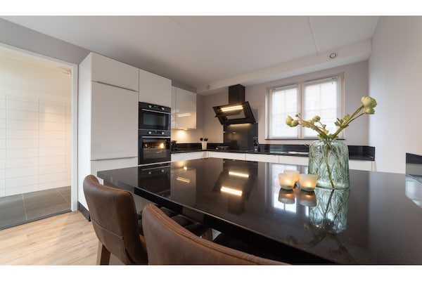 Foto van Villa in Zeeland met Jacuzzi en Sauna - Vakantiehuis in Colijnsplaat - Kitchen
