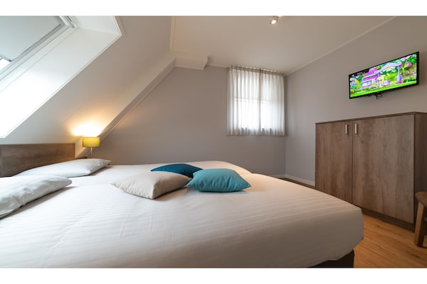 Foto van Villa in Zeeland met Jacuzzi en Sauna - Vakantiehuis in Colijnsplaat - BedRoom
