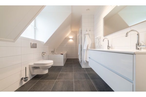 Foto van Villa in Zeeland met Jacuzzi en Sauna - Vakantiehuis in Colijnsplaat - BathRoom