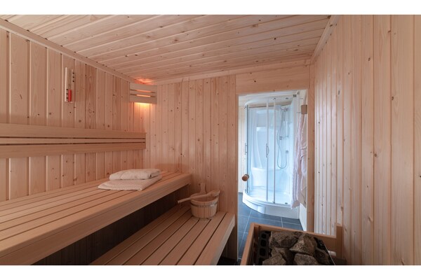 Foto van Villa in Zeeland met Jacuzzi en Sauna - Vakantiehuis in Colijnsplaat - Wellness
