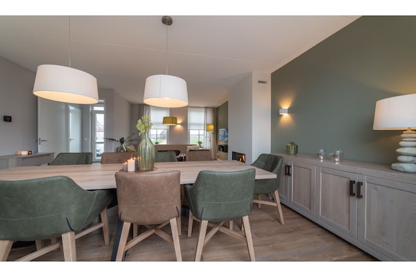 Foto van Villa in Zeeland met Jacuzzi en Sauna - Vakantiehuis in Colijnsplaat - DiningRoom