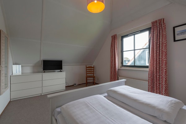 Foto van Villa in Callantsoog bij Strand en Duinen - Vakantiehuis in Callantsoog - BedRoom