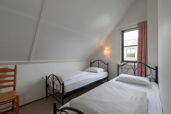 Foto van Villa in Callantsoog bij Strand en Duinen - Vakantiehuis in Callantsoog - BedRoom