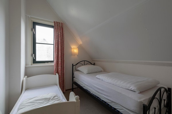 Foto van Villa in Callantsoog bij Strand en Duinen - Vakantiehuis in Callantsoog - BedRoom