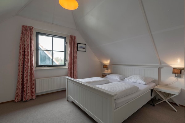 Foto van Villa in Callantsoog bij Strand en Duinen - Vakantiehuis in Callantsoog - BedRoom