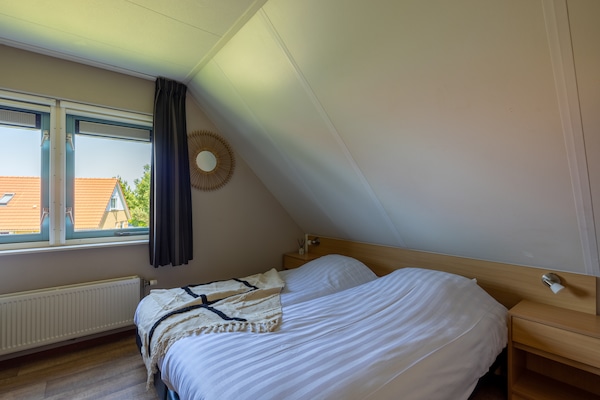 Foto van Ruime groepswoning voor 14 personen met twee vissteigers nabij het IJsselmeer - BedRoom
