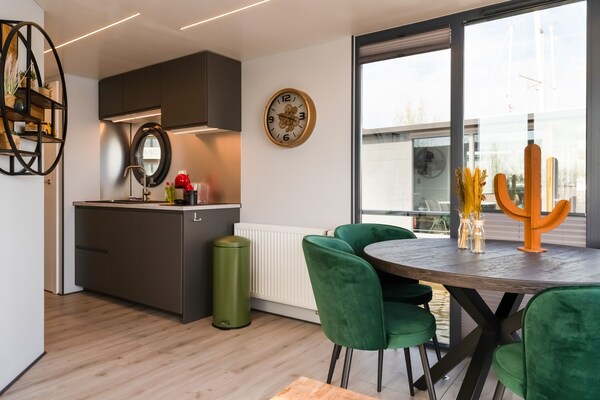 Foto van Prachtige woonboot in de jachthaven van Volendam - Vakantiehuis in Volendam - DiningRoom