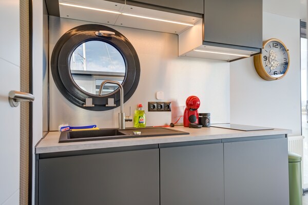 Foto van Prachtige woonboot in de jachthaven van Volendam - Vakantiehuis in Volendam - Kitchen