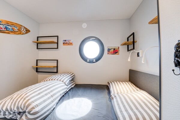 Foto van Prachtige woonboot in de jachthaven van Volendam - Vakantiehuis in Volendam - BedRoom