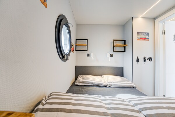 Foto van Prachtige woonboot in de jachthaven van Volendam - Vakantiehuis in Volendam - BedRoom