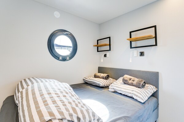 Foto van Prachtige woonboot in de jachthaven van Volendam - Vakantiehuis in Volendam - BedRoom