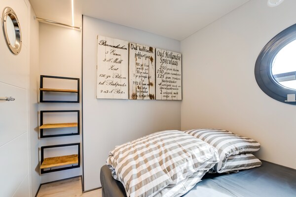 Foto van Prachtige woonboot in de jachthaven van Volendam - Vakantiehuis in Volendam - BedRoom