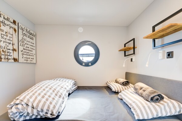 Foto van Prachtige woonboot in de jachthaven van Volendam - Vakantiehuis in Volendam - BedRoom