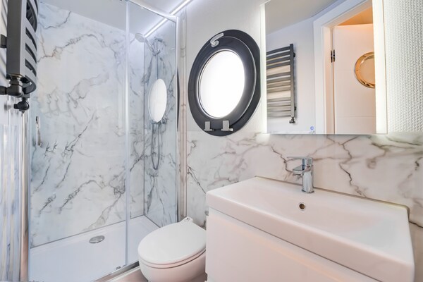Foto van Prachtige woonboot in de jachthaven van Volendam - Vakantiehuis in Volendam - BathRoom