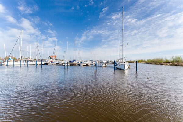 Foto van Prachtige woonboot in de jachthaven van Volendam - Vakantiehuis in Volendam - AreaSummer5KM