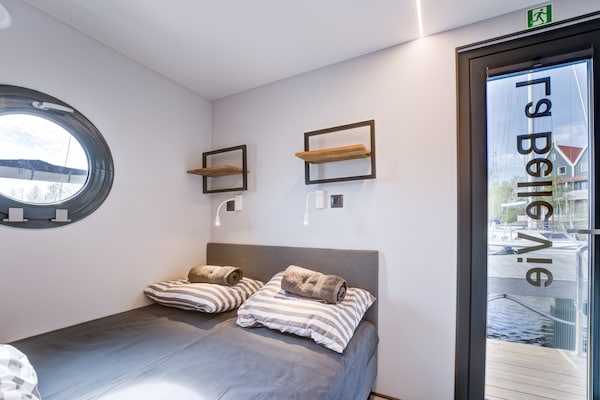 Foto van Prachtige woonboot in de jachthaven van Volendam - Vakantiehuis in Volendam - BedRoom