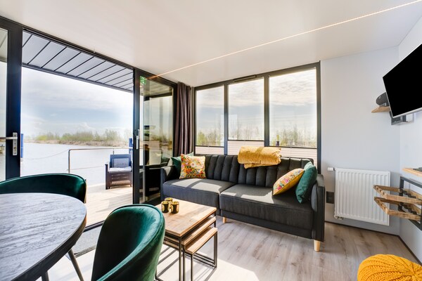 Foto van Prachtige woonboot in de jachthaven van Volendam - Vakantiehuis in Volendam - LivingRoom