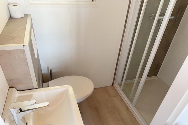 Foto van Chalet aan het water voor 4 in de jachthaven - Vakantiehuis in Almere - BathRoom