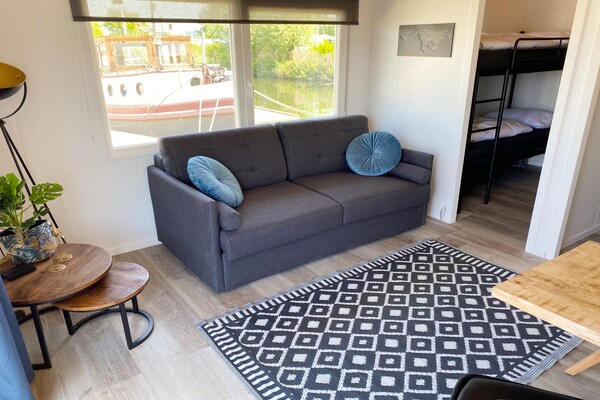 Foto van Chalet aan het water voor 4 in de jachthaven - Vakantiehuis in Almere - LivingRoom