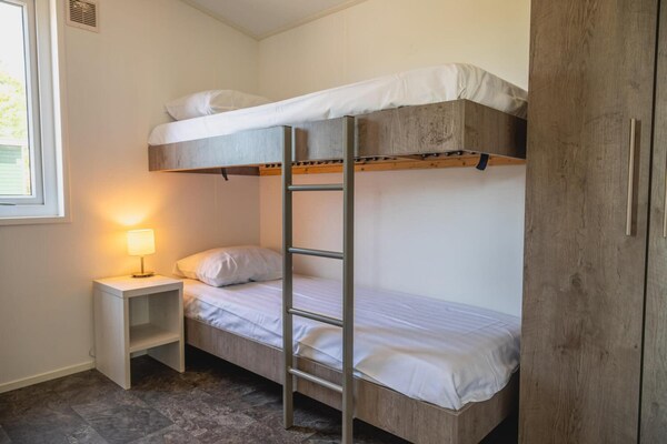 Foto van Natuuruitstapje met huisdieren in Drenthe - Vakantiehuis in West-Graftdijk - BedRoom