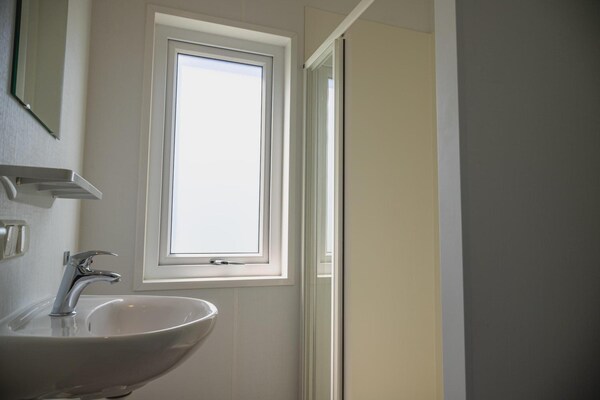 Foto van Natuuruitstapje met huisdieren in Drenthe - Vakantiehuis in West-Graftdijk - BathRoom