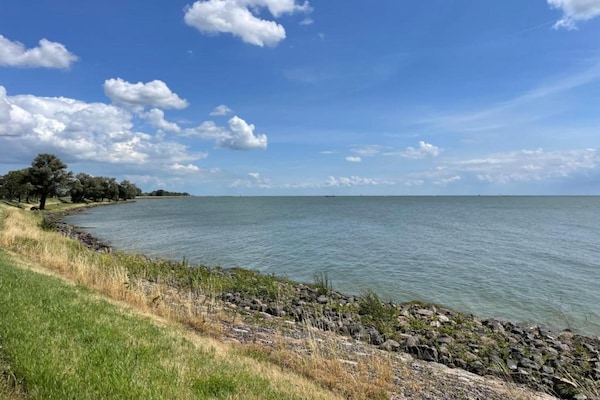 Foto van Lodge aan Markermeer met groen ontwerp - Vakantiehuis in Wijdenes - AreaSummer20KM