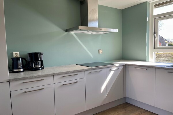Foto van Watervilla met infraroodsauna en jacuzzi - Vakantiehuis in Medemblik - Kitchen