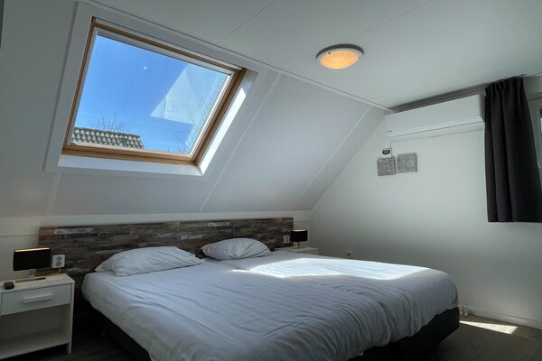 Foto van Watervilla met infraroodsauna en jacuzzi - Vakantiehuis in Medemblik - BedRoom