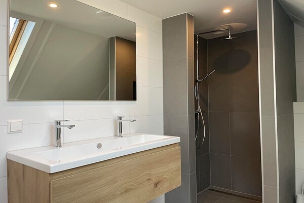 Foto van Watervilla met infraroodsauna en jacuzzi - Vakantiehuis in Medemblik - BathRoom