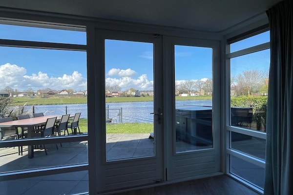 Foto van Watervilla met infraroodsauna en jacuzzi - Vakantiehuis in Medemblik - TerraceBalcony
