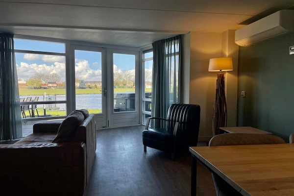 Foto van Watervilla met infraroodsauna en jacuzzi - Vakantiehuis in Medemblik - LivingRoom