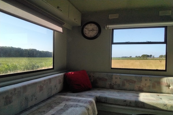 Foto van Historische woonboerderij aan zee met een tuin en terras - LivingRoom