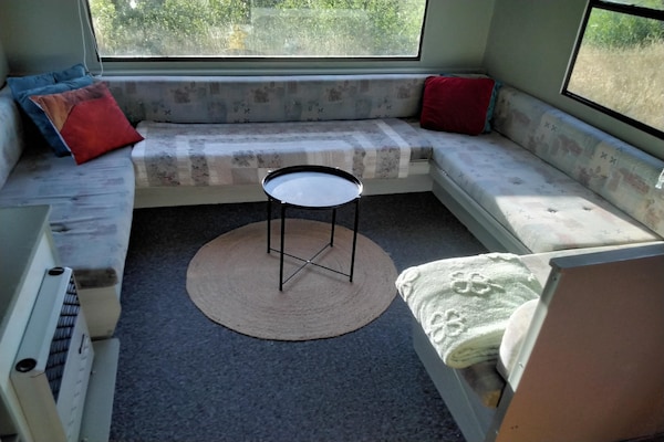 Foto van Historische woonboerderij aan zee met een tuin en terras - LivingRoom