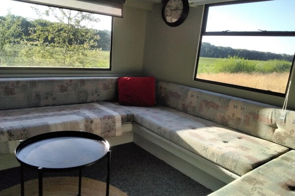 Foto van Historische woonboerderij aan zee met een tuin en terras - LivingRoom
