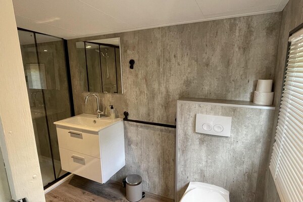 Foto van Gemeubileerd chalet in Sint Maartenszee - Vakantiehuis in Sint Maartenszee - BathRoom