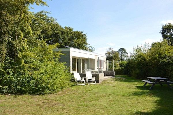 Foto van Bungalow in Den Burg met zwembad - Vakantiehuis in Den Burg - Untagged