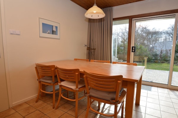 Foto van Bungalow in Den Burg met zwembad - Vakantiehuis in Den Burg - Untagged