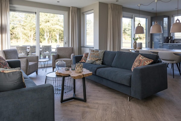 Foto van Moderne villa met een privéterras in De Cocksdorp - LivingRoom