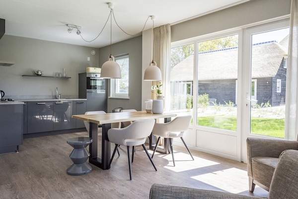 Foto van Comfortabele Texelse Bungalow - Vakantiehuis in De Cocksdorp Texel - LivingRoom