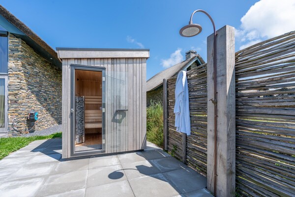 Foto van Moderne 6-Persoons Villa met Privé Hottub – Nabij Strand & Natuur - Wellness