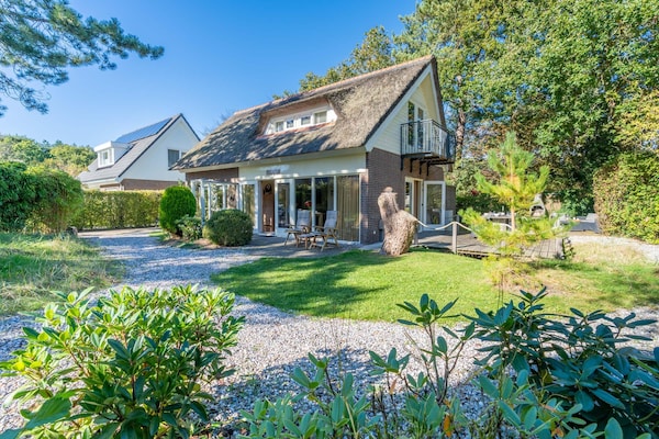 Foto van Zeer sfeervol ingerichte 4-peroons landhuis - Vakantiehuis in Den Burg - ExteriorSummer