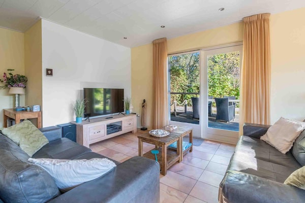 Foto van Zeer sfeervol ingerichte 4-peroons landhuis - Vakantiehuis in Den Burg - LivingRoom