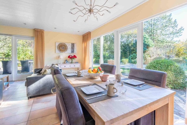 Foto van Zeer sfeervol ingerichte 4-peroons landhuis - Vakantiehuis in Den Burg - LivingRoom