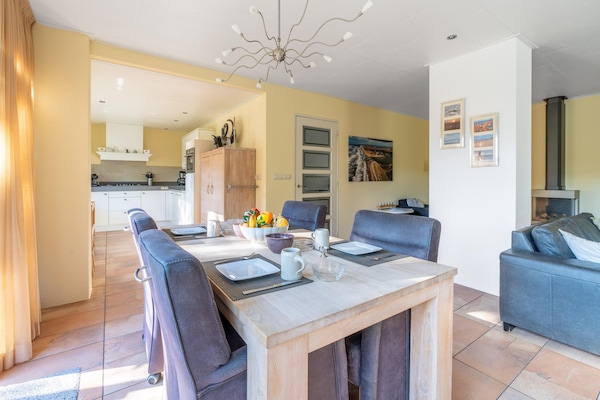 Foto van Zeer sfeervol ingerichte 4-peroons landhuis - Vakantiehuis in Den Burg - DiningRoom