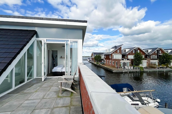 Foto van Woning aan het water met terras voor 6 personen - Vakantiehuis in Uitgeest - TerraceBalcony