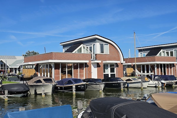 Foto van Woning aan het water met terras voor 6 personen - Vakantiehuis in Uitgeest - AreaSummer1KM