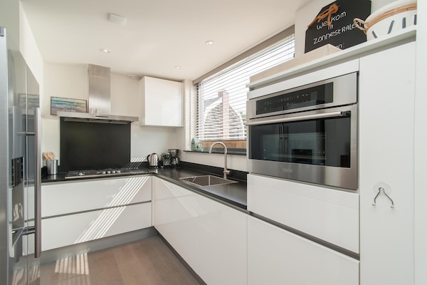 Foto van Wellnessretraite in de duinen van Egmond - Vakantiehuis in Egmond aan den Hoef - Kitchen