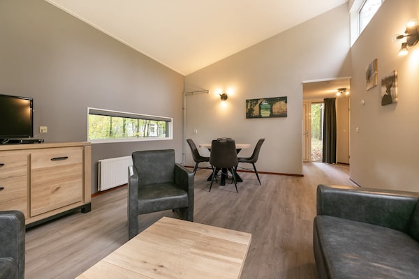 Foto van Gezellige bosbungalow op de Veluwe - Vakantiehuis in Kootwijk - LivingRoom