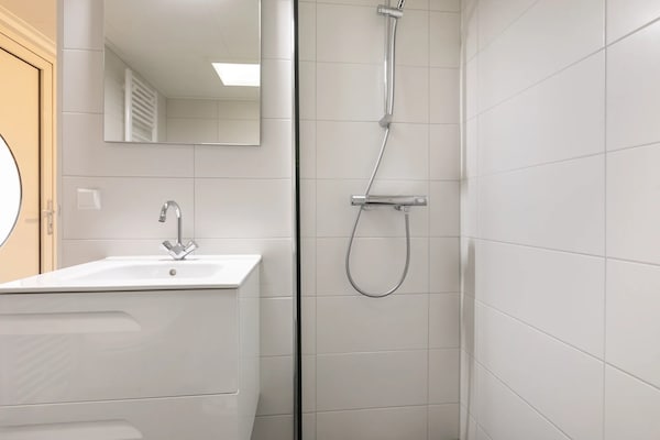 Foto van Gezellige bosbungalow op de Veluwe - Vakantiehuis in Kootwijk - BathRoom